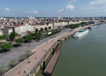 Vue des quais à Bordeaux rive gauche